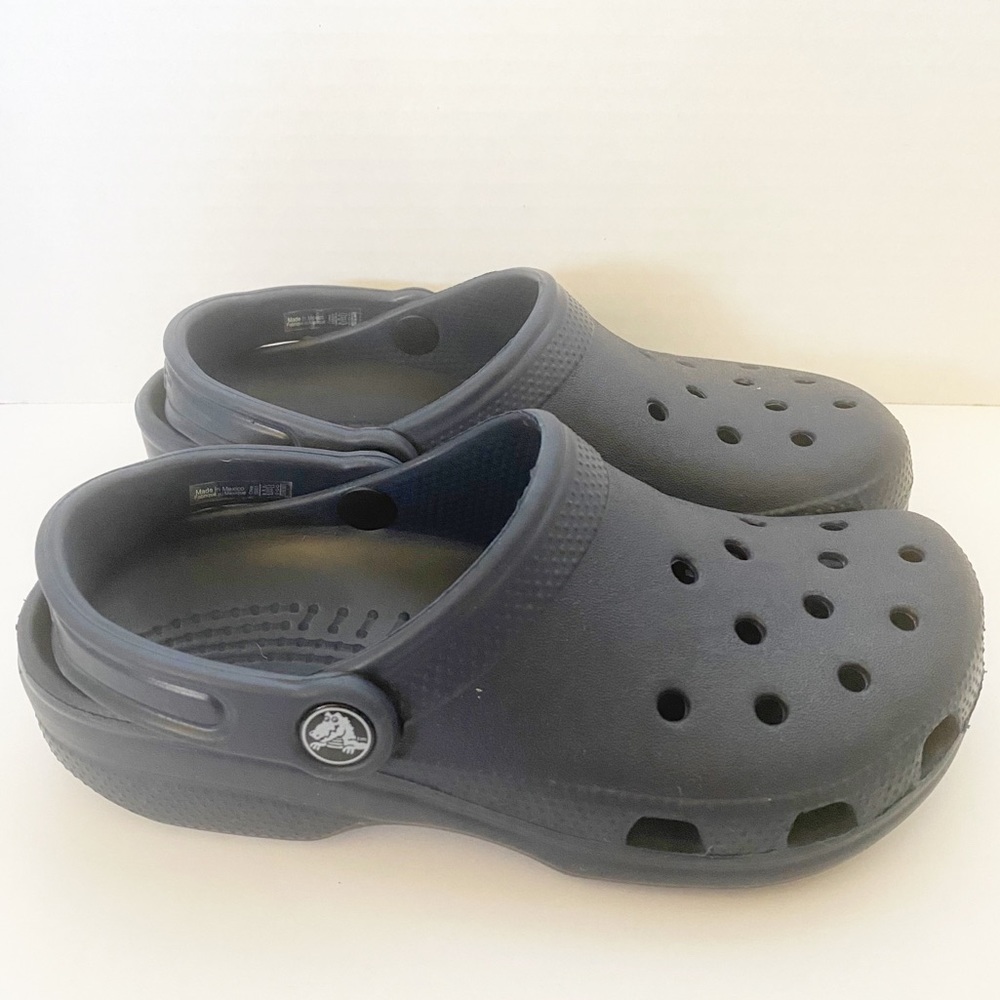 Navy Crocs Women’s 6 Men’s 4